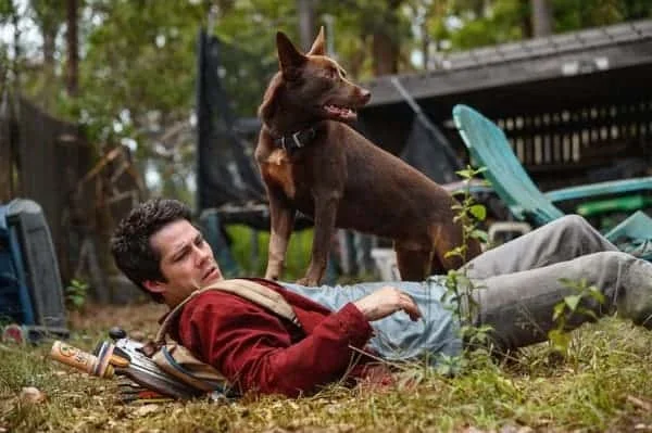 Love and Monsters, Dylan O'Brien und Hund