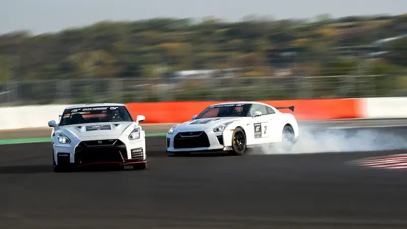 2 Nissan Rennwagen im Training