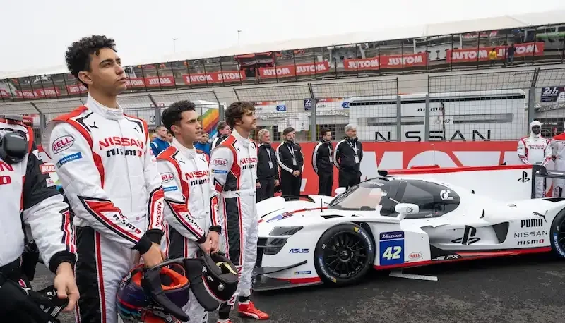 Die Gamer stehen vor ihren LeMans Rennwägen