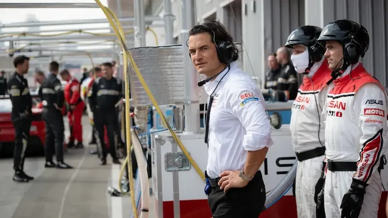 Danny steht in der Boxengasse und hat Zweifel im Gesicht