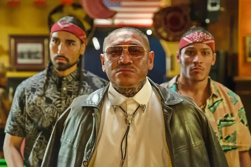 Dogman: der bösesicht in der mitte seiner schläger