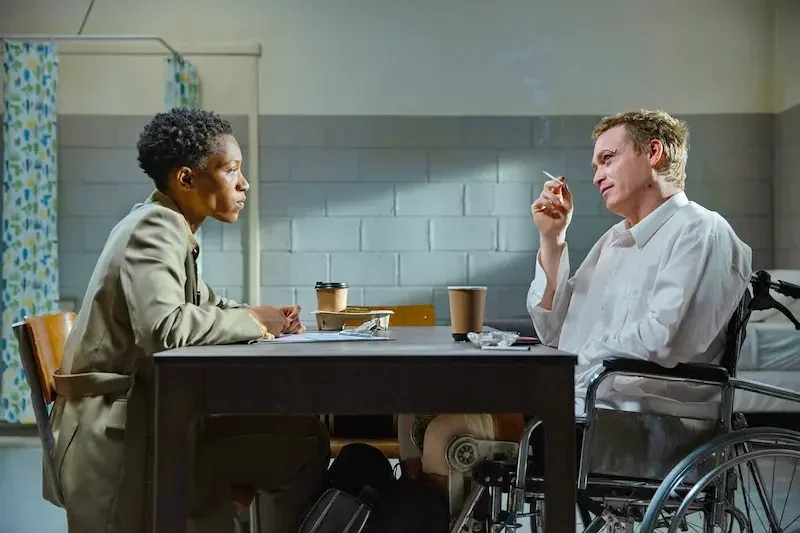 dogman: links psychologin evelyn, rechts douglas