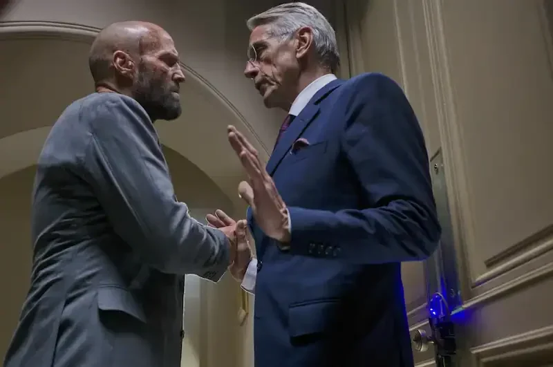 Jason Statham und Jeremy Irons Szene aus The Beekeeper