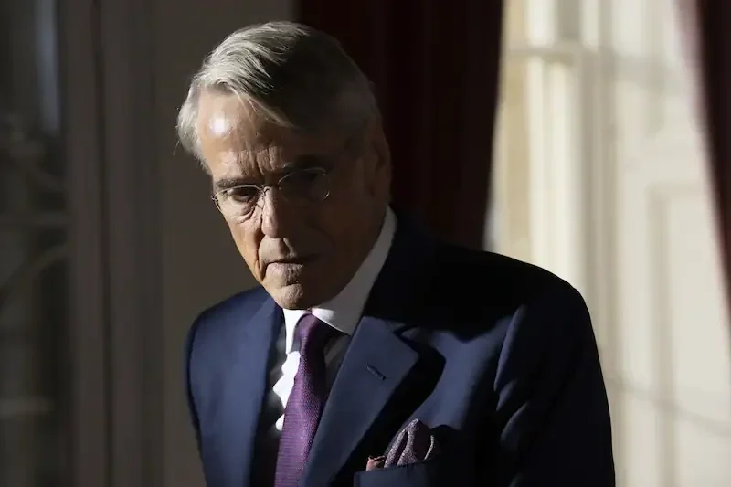 Jeremy Irons in The Beekeeper als Wallace Westwyld