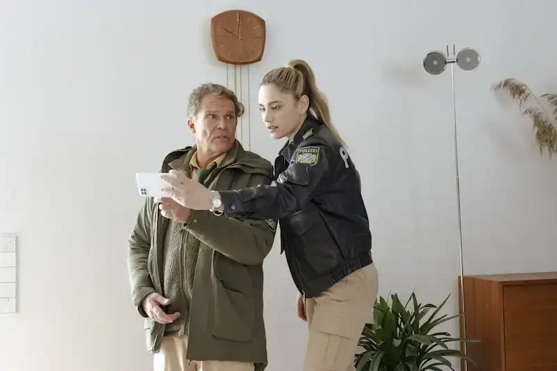 hubert und seine kollegin mit einem smartphone