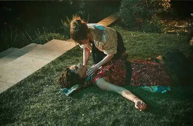 drei gänge und ein todesfall filmszene sarah findet die tote jessica