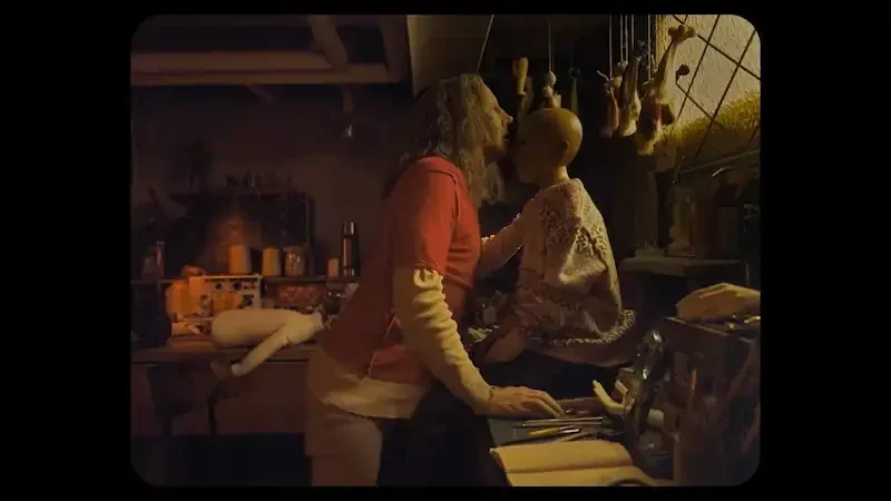 ein puppenmacher küsst seine puppe
