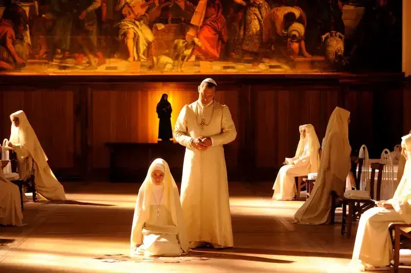 the young pope: jude law inmitten von schwestern