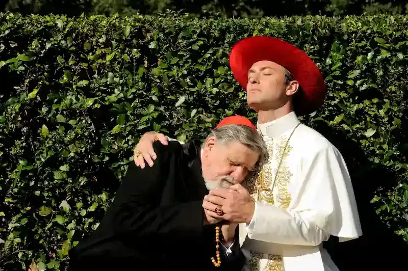 the young pope: jude law und ein priester