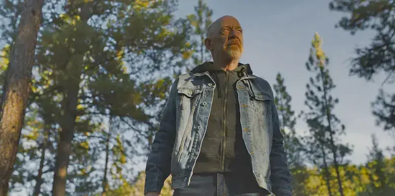 jk simmons als wade im wald auf der suche nach miranda