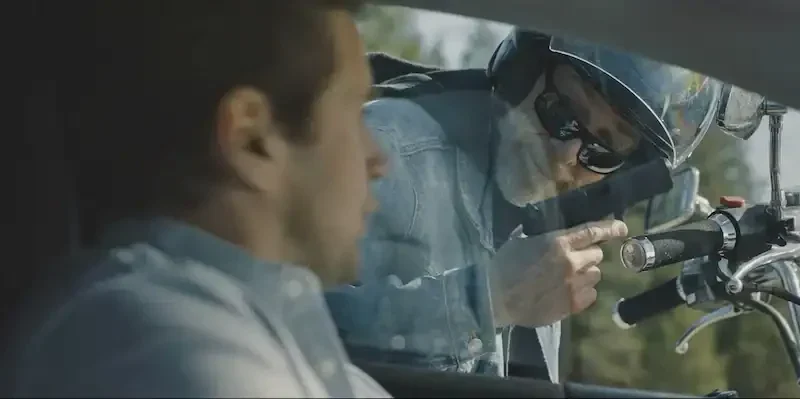 jk simmons als wade bedroht eddie mit einer waffe