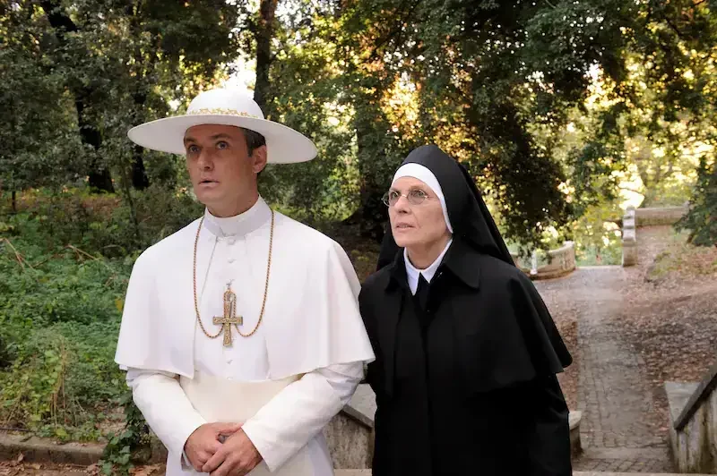 the young pope: jude law und diane keaton