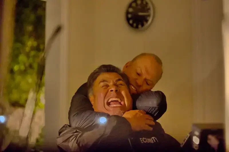 a killers memory - michael keaton als knox würgt einen einbrecher