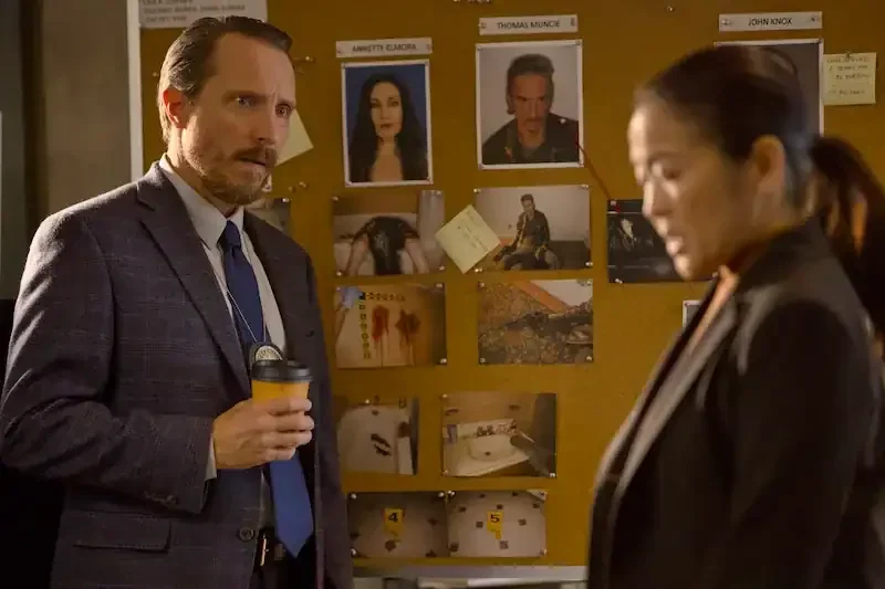 a killers memory zwei polizisten vor einer ermittlungswand