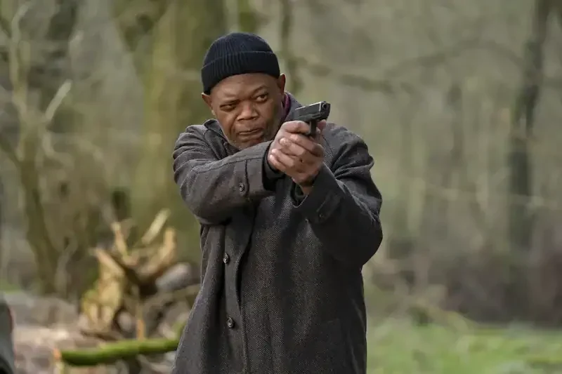 damaged samuel l. jackson mit waffe als dan lawson