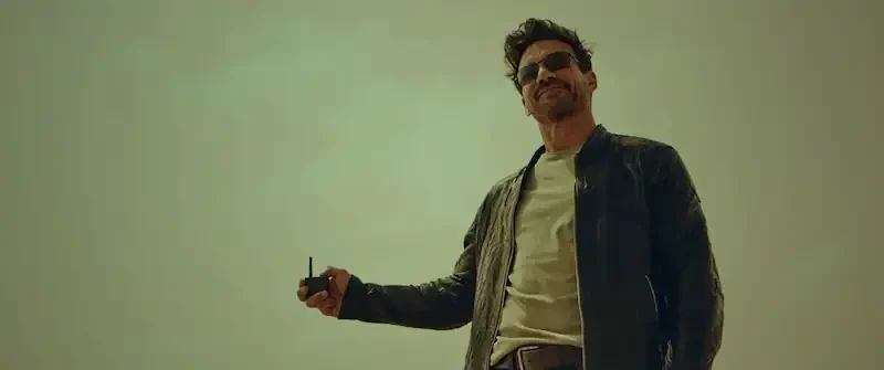 hounds of war: frank grillo als ryder mit sprengstoffzünder