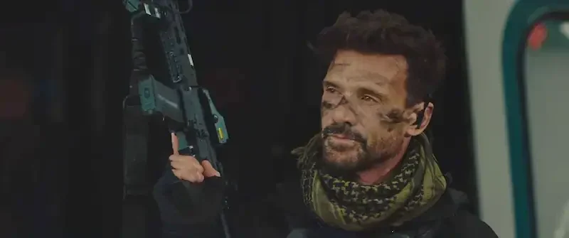 hounds of war: frank grillo als ryder mit sturmgewehr