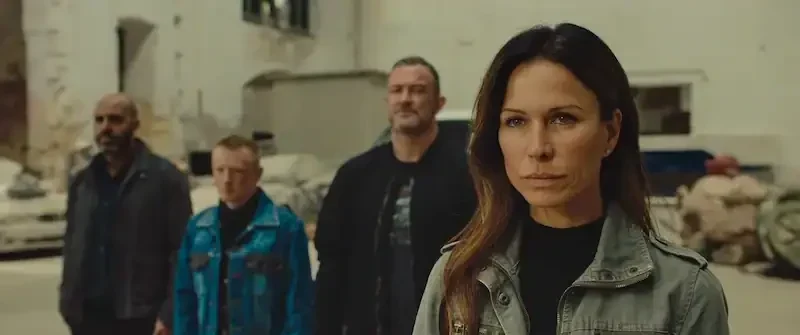 hounds of war: rhona mitra als selina mit gangstern