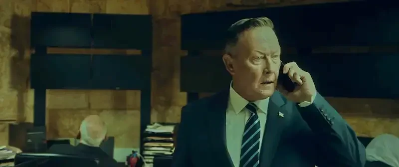 hounds of war: robert patrick als hart am telefon