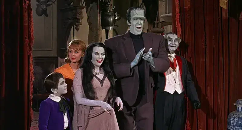 the munsters family im schloss mit eddie, marylin, lilly, herman und grandpa