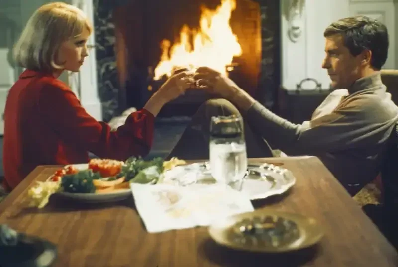 rosemary und guy vor kaminifeuer
