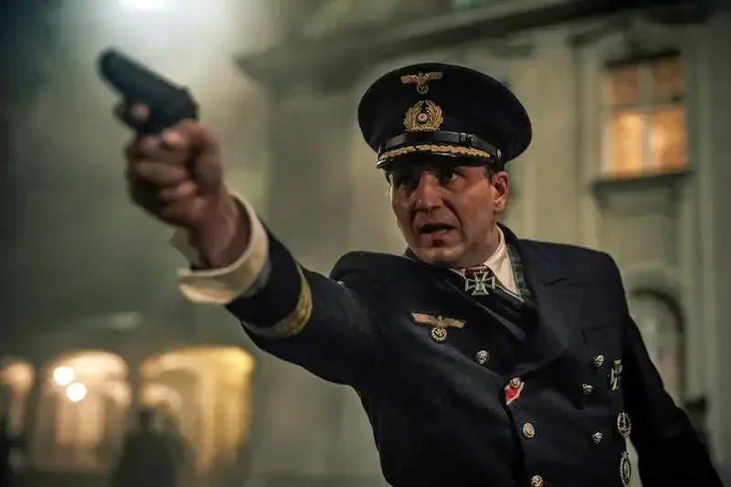 das boot ein gestapo mann mit pistole