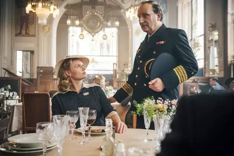 das boot eine frau und ein marine befehlshaber im restaurant