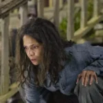halle berry als momma, blickt nervös auf den boden vor ihrer veranda