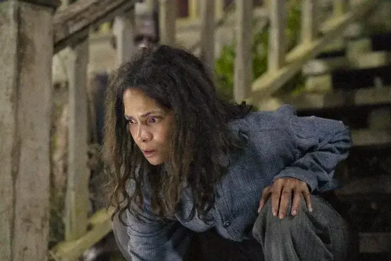 halle berry als momma, blickt nervös auf den boden vor ihrer veranda