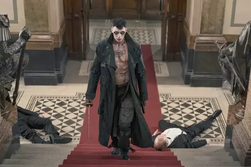 eric draven auf einer Treppe in der oper