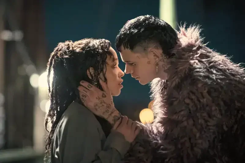 fka twigs und bill skarsgard in dem Film the crwo