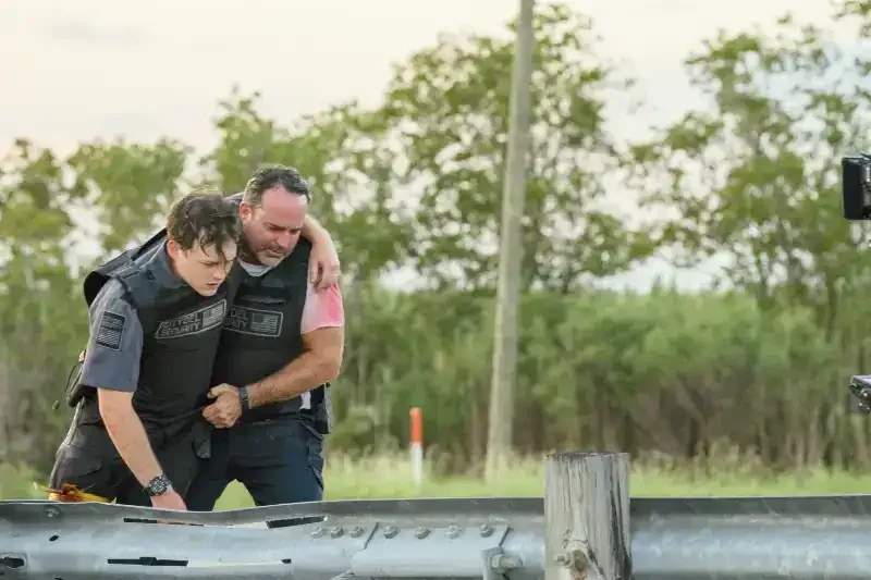 Armor Filmszene zwei männer einer davon verletzt wird von dem anderen gestützt