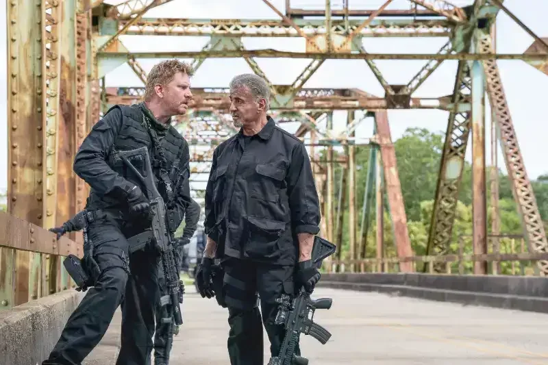 Armor Filmszene zwei männer mit gewehren diskutieren auf einer brücke