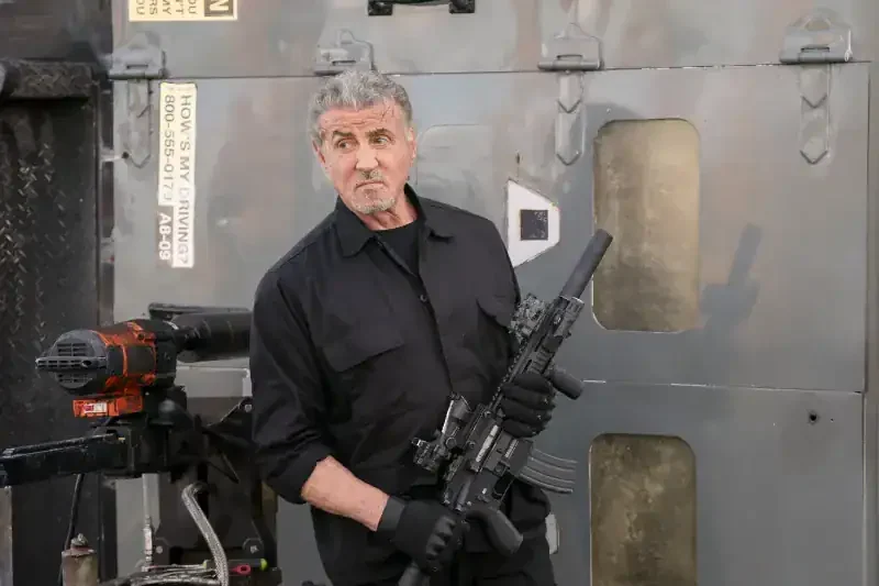 Armor Filmszene Sylvester Stallone als Rook mit Sturmgewehr