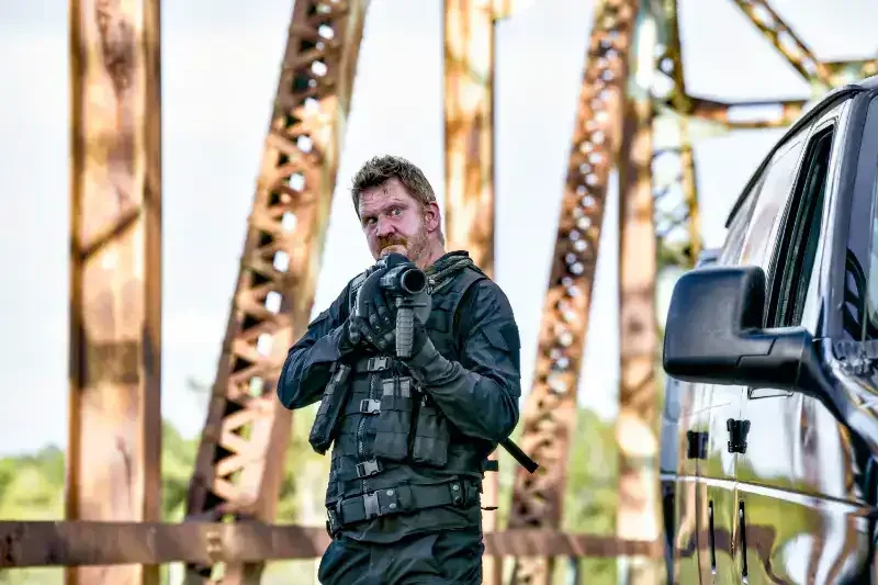 Armor Filmszene ein Gangster mit Gewehr und irren Blick