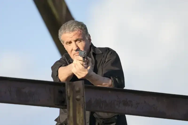 Armor Filmszene Stallone mit Pistole auf Brücke