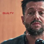 artificial justice mann mit raster im Gesicht