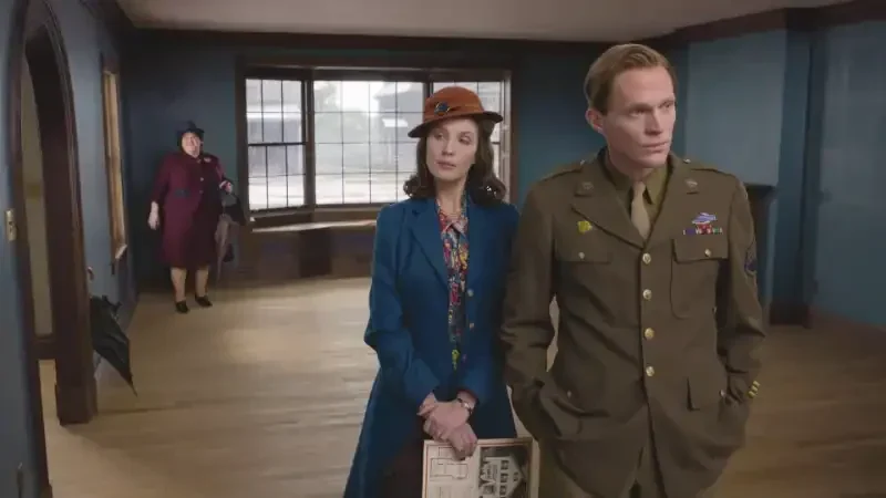 here szenenbild ein ehepaar nach dem zweiten weltkrieg mit einer maklerin in einem wohnzimmer