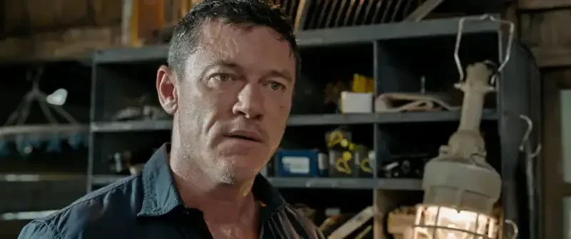 weekend in taipei luke evans schaut ungläubig