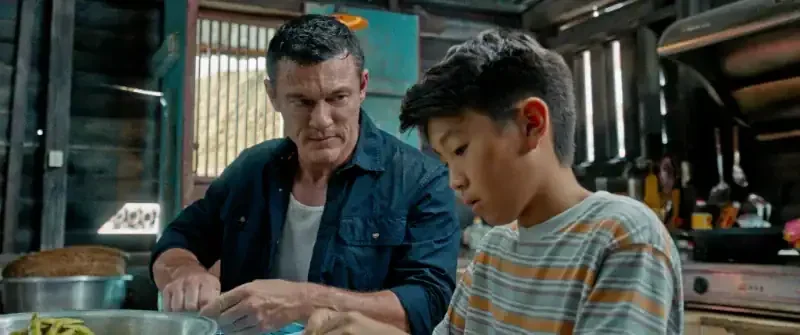 weekend in taipei szene, luke evans und wyatt yang in einer küche