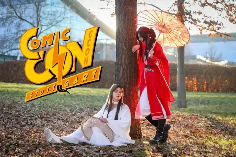 Zwei Cosplayer mit Schirm auf Comic Con Stuttgart.