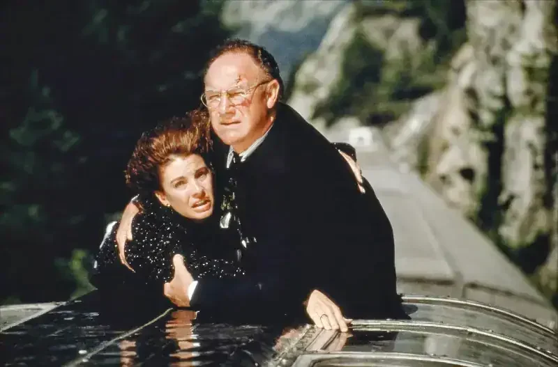 Filmszene mit gene hackman und anne archer auf dem dach eines fahrenden Zugs
