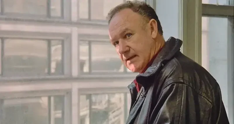 filmszene mit gene hackman der an einem fenster steht
