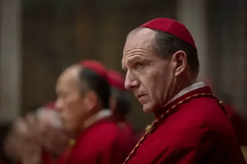 konklave film 2024 filmkritk titelbild zeigt Ralph Fiennes als Kardinal Lawrence