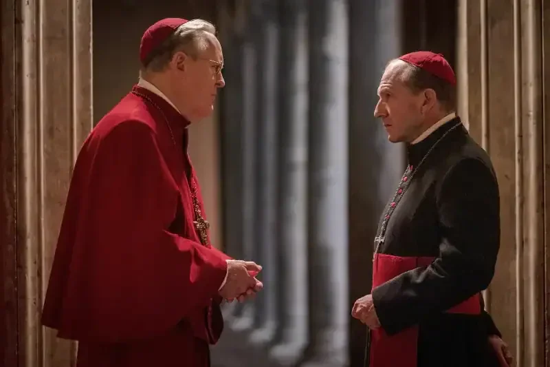 konklave filmszene zwei bischöfe im gespräch, innenszene.