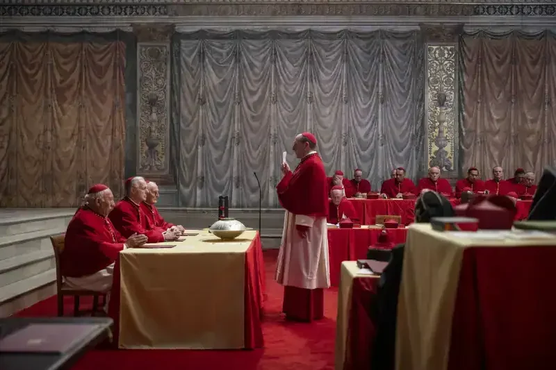 Konklave Filmszene: Kardinäle versammelt in einem prunkvollen Raum während der Papstwahl