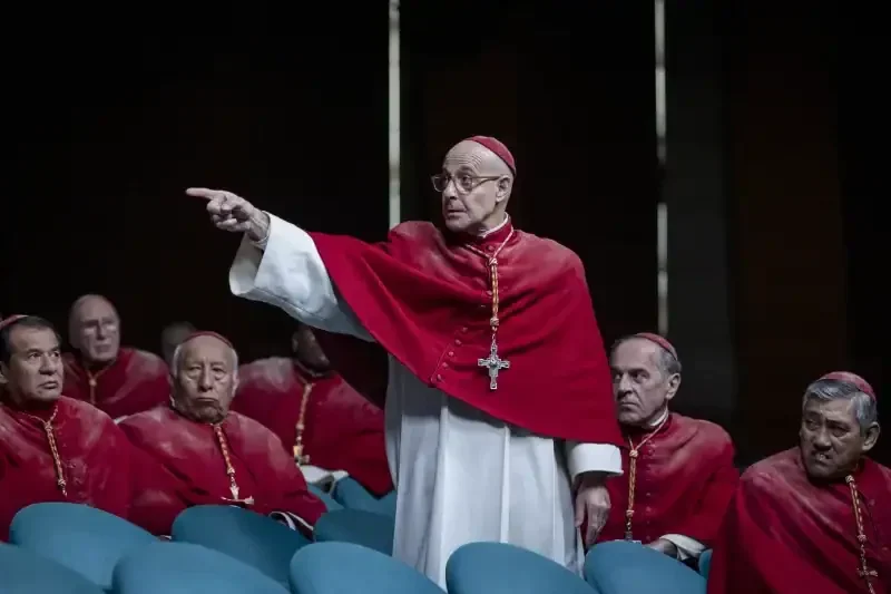 konklave filmszene stanley tucci kardinal bellini inmitten von kardinälen klagt einen anderen kardinal an