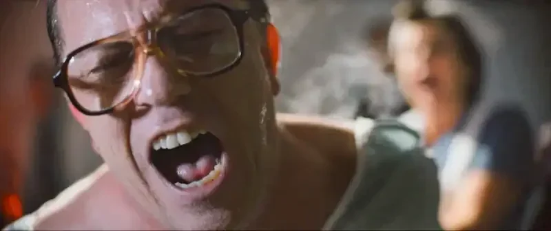 Cyst - Filmszene: Person schreit emotional in die Kamera.