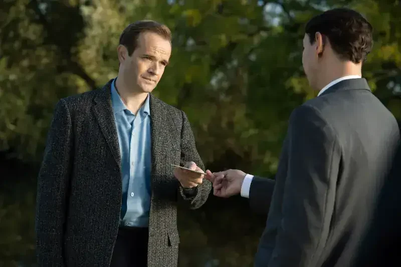 Grantchester Staffel 5 Szene: Mann übergibt einem anderen Mann ein Foto.