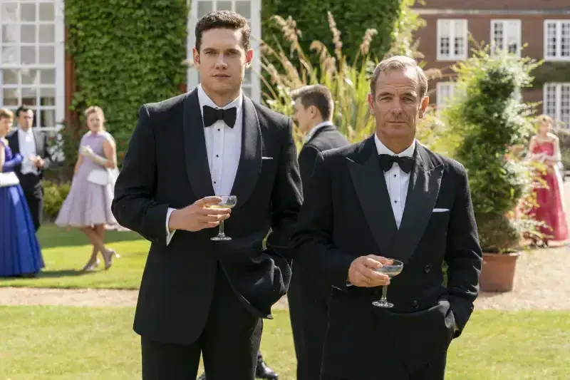 Grantchester Staffel 5 - Szene: Zwei Männer im Anzug auf Gartenparty
